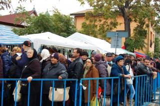 Mamele se roagă Sfintei Parascheva
