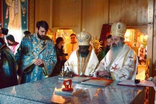 Biserica parohiei Bâtca Doamnei, sfinţită de doi ierarhi