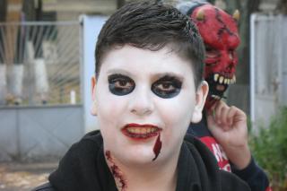 Vă rugăm, nu ne mai deghizați în demoni!