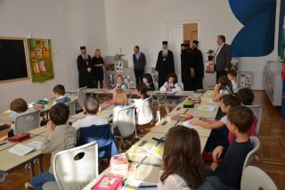 Grădiniţa „Buna Vestire“ şi Şcoala „Varlaam Mitropolitul“ au fost vizitate de doi ierarhi