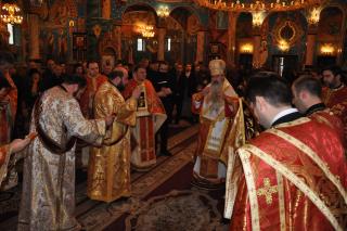 IPS Teodosie a slujit Sfânta Liturghie la Gura Humorului