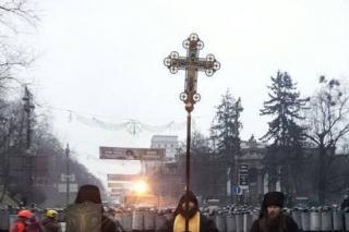 Călugări de la Lavra Peșterilor din Kiev s-au așezat între manifestanți și forțele de poliție