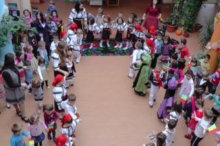 Spectacol artistic la Grădiniţa "Sfântul Ioan cel Nou" din Suceava