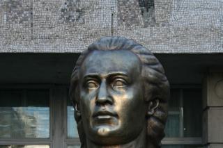 În județul Neamț a fost dezvelit primul bust al lui Eminescu