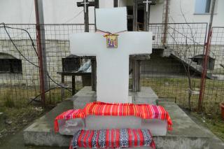 Cruce de gheaţă la catedrala din Oneşti