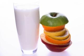 Comisia Europeană propune comasarea programelor de distribuire a laptelui și a consumului de fructe în școli