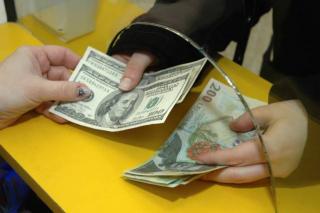 Românii care muncesc peste hotare trimit mai mulți bani acasă decât cetățenii ungari