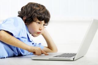 În școli se va distribui un ghid practic despre siguranța utilizării internetului