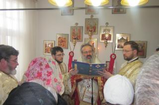 Slujbă arhierească într-o fostă locuinţă