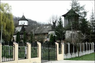 Hram la cea mai veche mănăstire din Ţara Românească