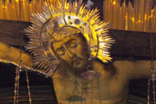 La Cină Iisus îşi aduce jertfa în pâine şi vin, pe Cruce acceptă să fie jertfit