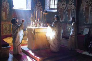 Prin Sfânta Liturghie împărăţia lui Dumnezeu coboară neîncetat în lume