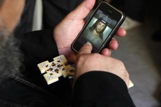 Rugăciunea pe smartphone – o practică neadecvată sau o adaptare la contextul modern?