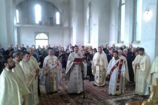 Liturghie în biserica ce străjuieşte Munţii Oituzului