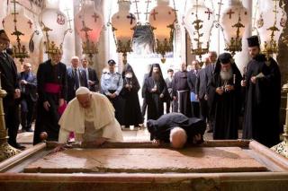 Patriarhul Ecumenic și Papa Francis în biserica Sfântului Mormânt