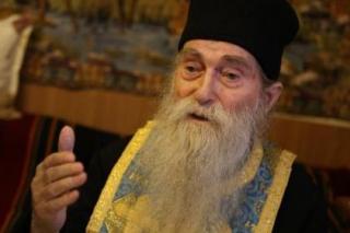 Între mai mulţi nu te arăta isteţ şi dascăl, ci ucenic