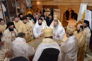 Şase ierarhi la sfinţirea noii biserici a Mănăstirii Popăuţi (Galerie FOTO)
