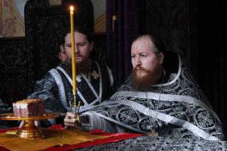 Când se săvârșește Vecernia unită cu Sfânta Liturghie și de ce?