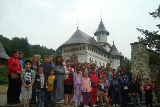 Copiii de la Fundaţia „Episcop Melchisedec“, în pelerinaj la mănăstiri