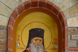 Sfântul Luca din icoană binecuvântează și tămăduiește un tânăr