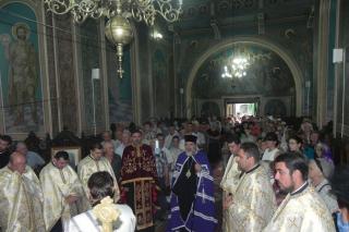 Slujbă arhierească în Parohia "Sfinţii Voievozi" - CFR din Bacău