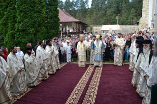 Doi ierarhi, la hramul Mănăstirii Bistriţa