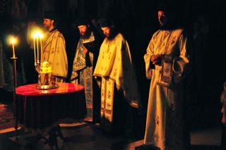 De ce se săvârșește Litia în pronaosul bisericii?