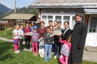 Copiii din două parohii nemţene au învăţat meşteşugul încondeierii ouălor