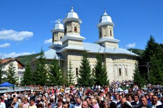 „Catedrala munţilor” din Pipirig, resfinţită de 2 ierarhi