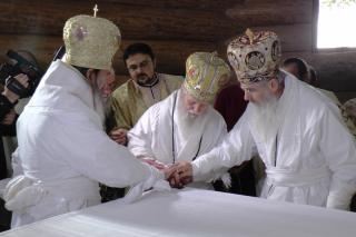 Trei ierarhi, la sfințirea bisericii Schitului Mitocu Dragomirnei