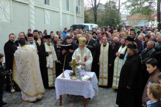 Liturghie arhierească şi sfinţire de casă praznicală, în parohia Ipoteşti