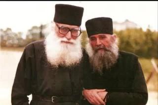 Părintele Efrem Katunakiotul rostind rugăciunea lui Iisus