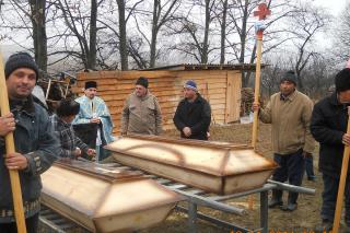 Slujba înmormântării pentru două persoane aduse de la IML, în Parohia Slobozia