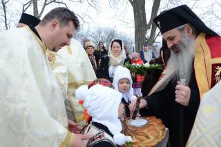 Liturghie arhierească şi sfinţire de centru social, în Parohia Pietriş