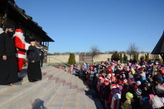 Copiii săraci au primit daruri la Mănăstirea Hadâmbu