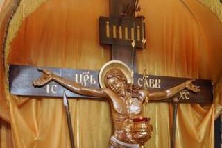 O cruce de lemn a Mântuitorului din Rusia a început sa izvorască mir