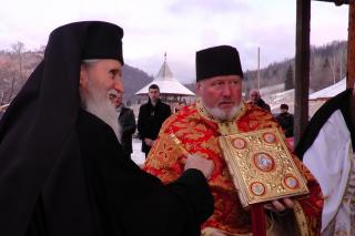 Liturghie arhierească la schitul sucevean cu şapte vieţuitori