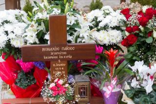Tot mai mulţi pelerini merg să se închine la mormântul Sfântului Paisie Aghioritul