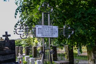 Pași în veșnicie: cimitirul Mănăstirii Războieni