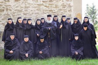 „Într-o mănăstire de maici, duhovnicul este împăciuitor”