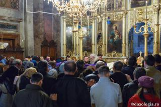 credincioși participând la slujbă