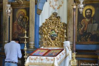 bărbat rugându-se la icoana Maicii Domnului