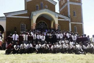 Mitropolitul Makarios al Kenyei alături de proaspeții absolvenți de liceu din Kenya