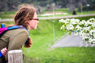 tânără privind florile