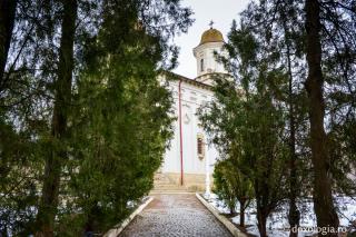Nimănui nu descoperă Dumnezeu calea desăvârşirii, decât celor ce se vor povăţui spre dânsa prin Părinţii cei duhovniceşti