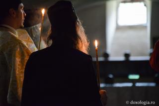 călugăr cu lumânare aprinsă în mână