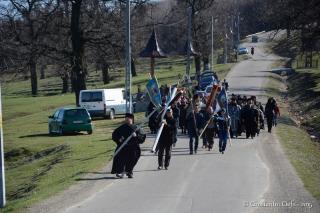 Preoţi şi credincioşi, pe "Drumul Crucii" la Mănăstirea Hadâmbu