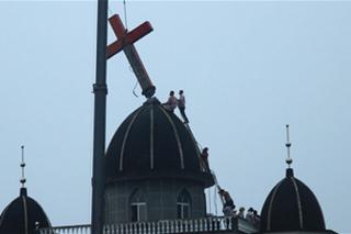 China: în ciuda promisiunilor, crucile și bisericile încă mai sunt profanate