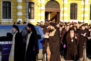O părticică din sfintele moaşte ale Sfântului Ierarh Nectarie au fost dăruite Arhiepiscopiei Clujului