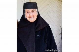 După 99 de ani, maica Serafima de la Războieni a trecut la Domnul